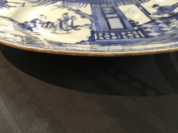 Een paar Chinese blauw-witte schotels met sc&egrave;ne uit "De Romance van de Westelijke Kamer", Yongzheng